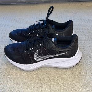 Nike women’s Winflo 8 black running shoes
